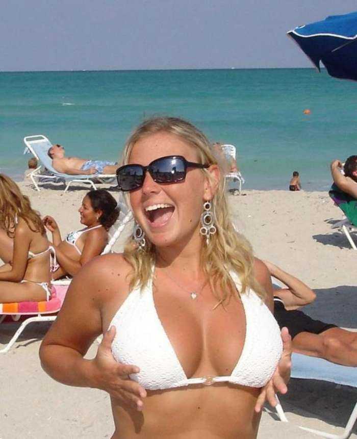 Девушки на пляже с большой грудью на фото