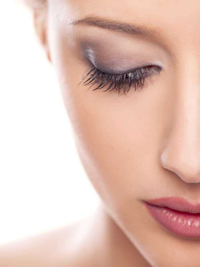 Девушки с нарощенными ресницами на фото