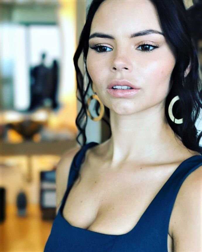 Элайн Пауэлл на фото