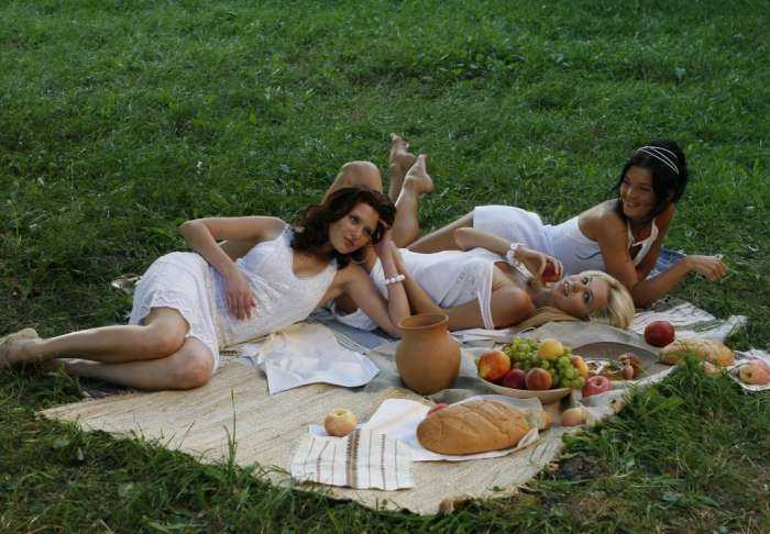 Девушки отдыхают на природе на фото