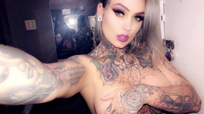 Селфи-фотки от стриптизерш на фото