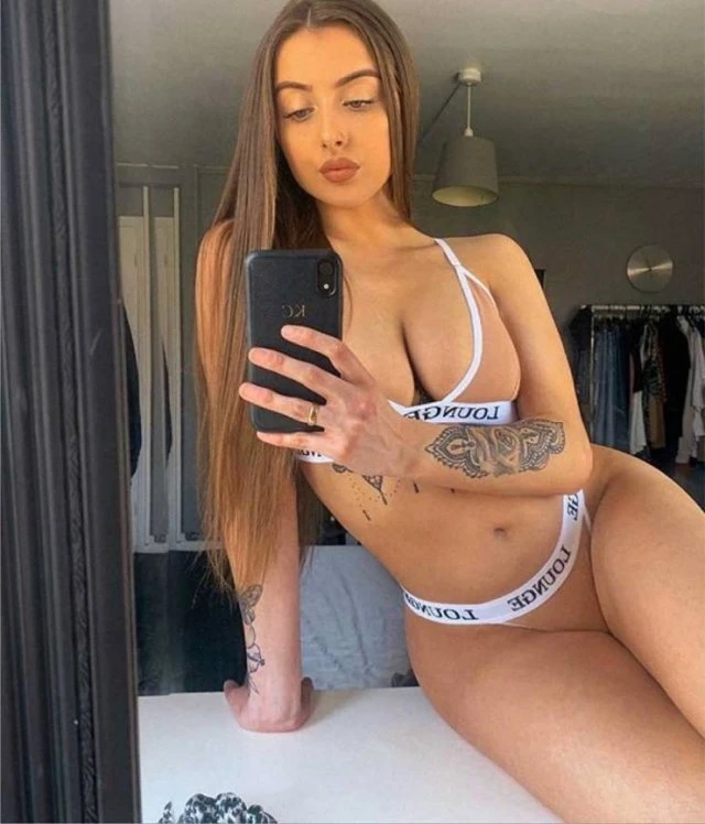 Селфи симпатичных девушек на фото