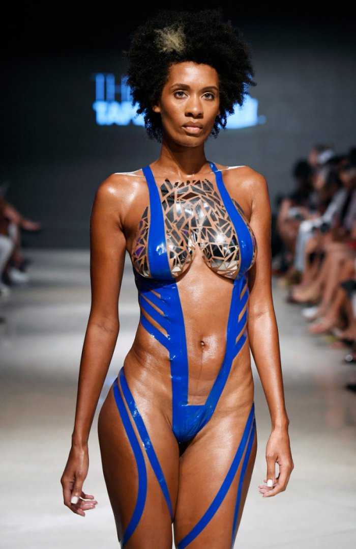 Купальники из изоленты не теряют популярности на фото