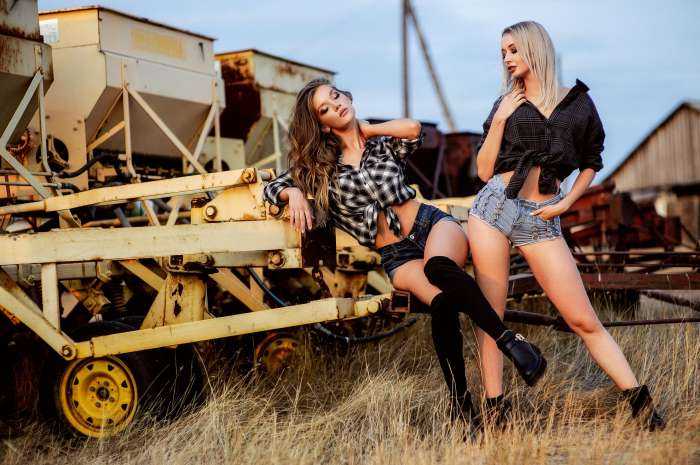 Девушки на тракторе на фото