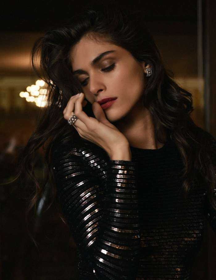 Элиза Сенауи на фото