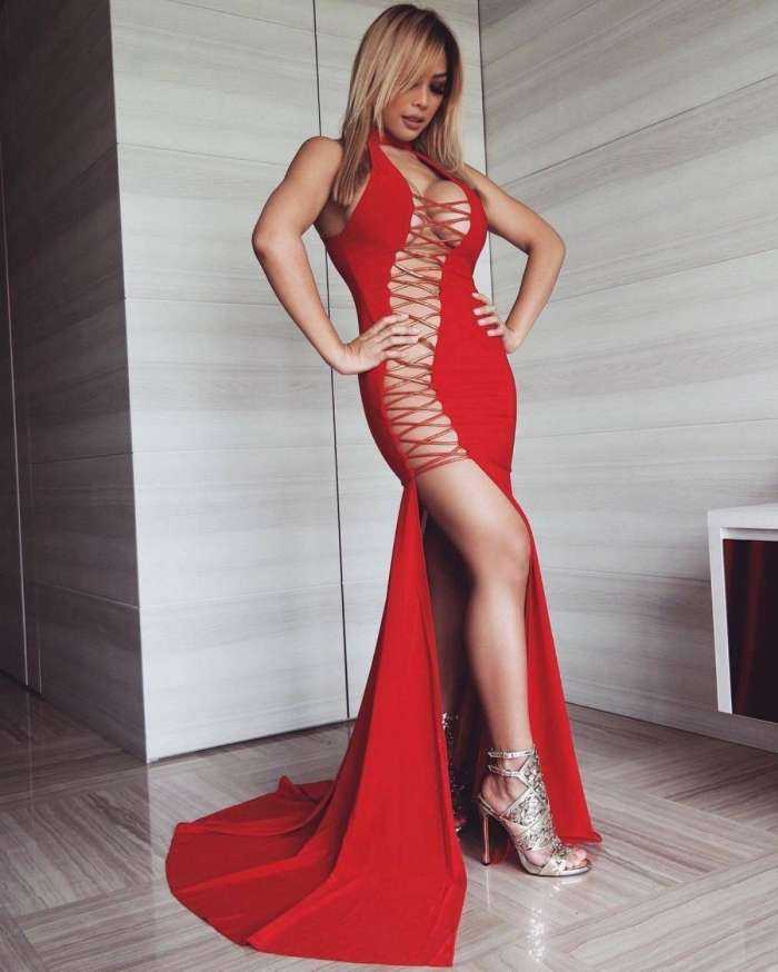 Шикарные блондинки в облегающих платьях на фото