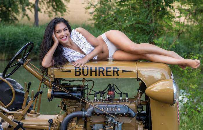 Девушки на тракторе на фото