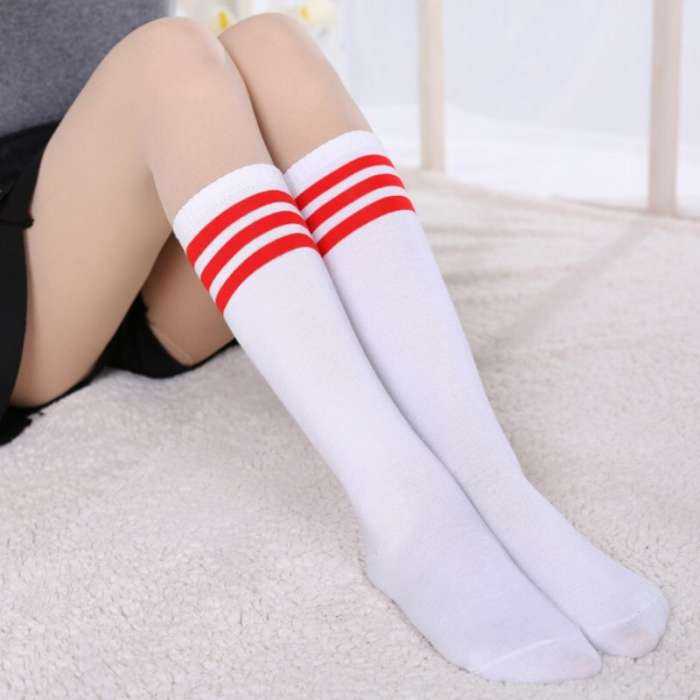 Девушки в белых носках на фото