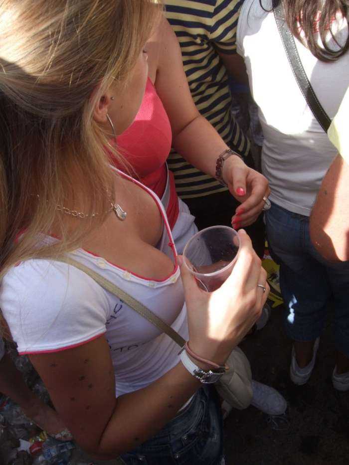 Видно грудь на фото