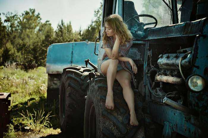 Девушки на тракторе на фото