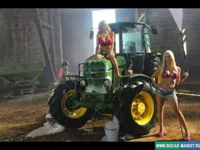 Девушки на тракторе на фото