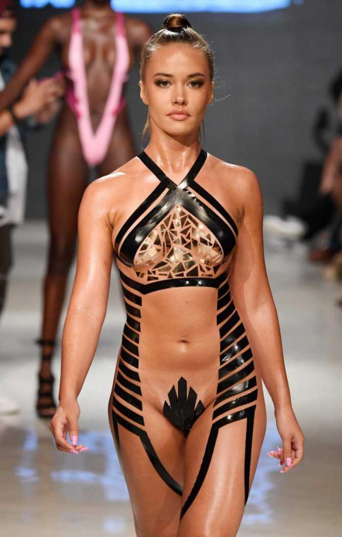 Купальники из изоленты не теряют популярности на фото