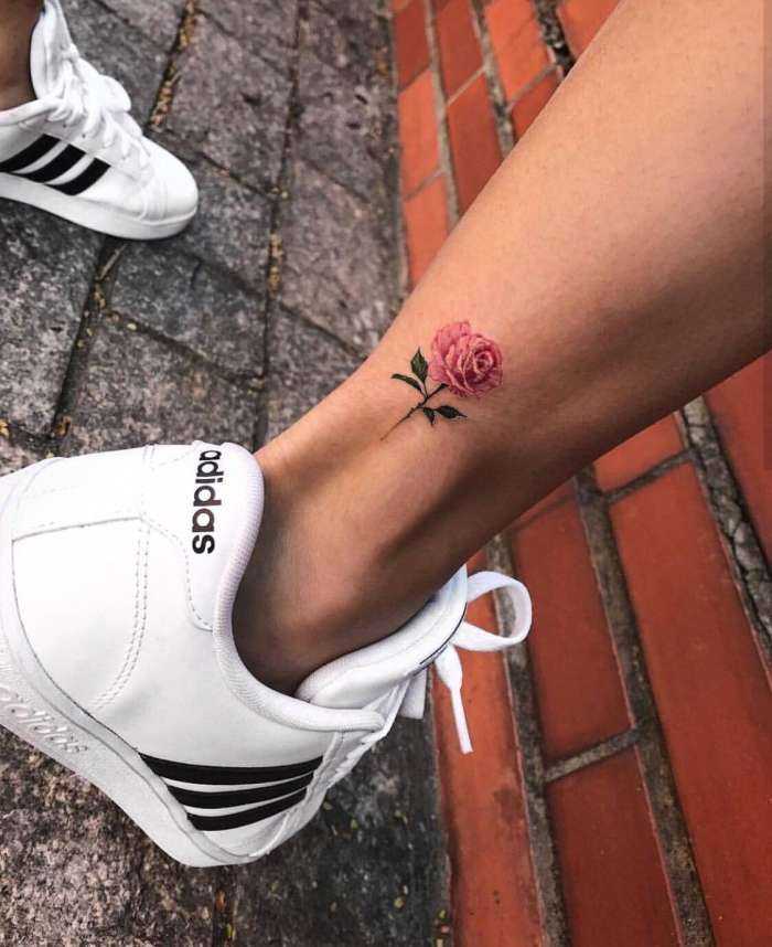 Татуировки на ногах у девушек на фото