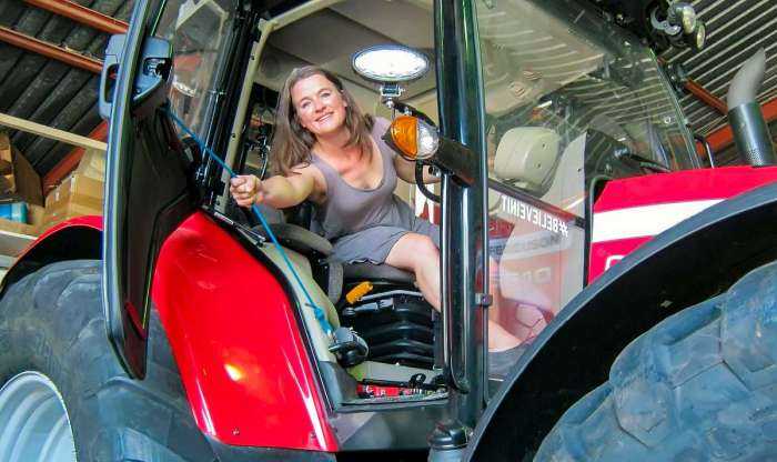 Девушки на тракторе на фото