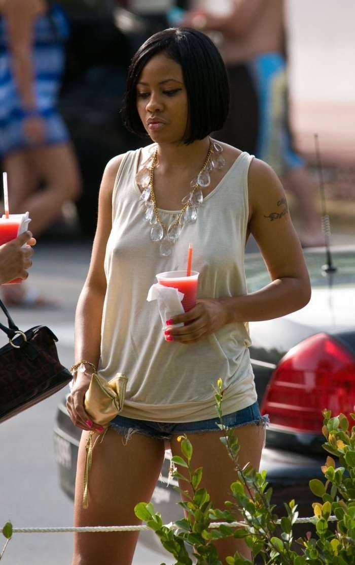 Видно грудь на фото