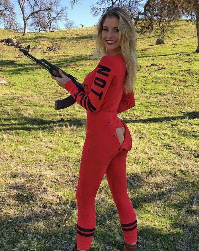 Аппетитные красотки с грозным арсеналом на фото