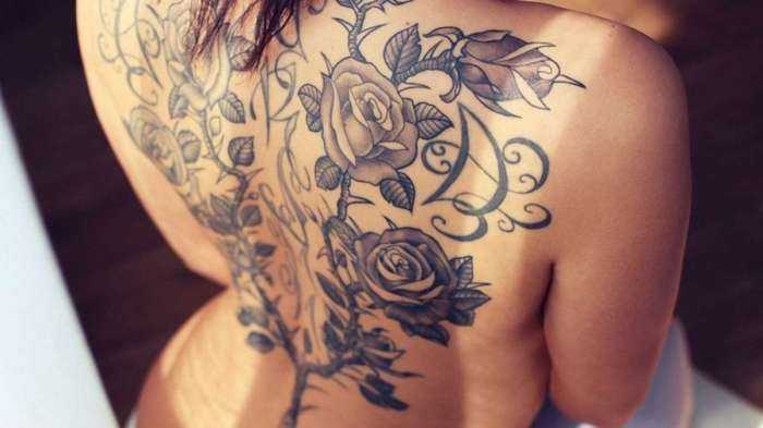 Тату на спинах девушек на фото