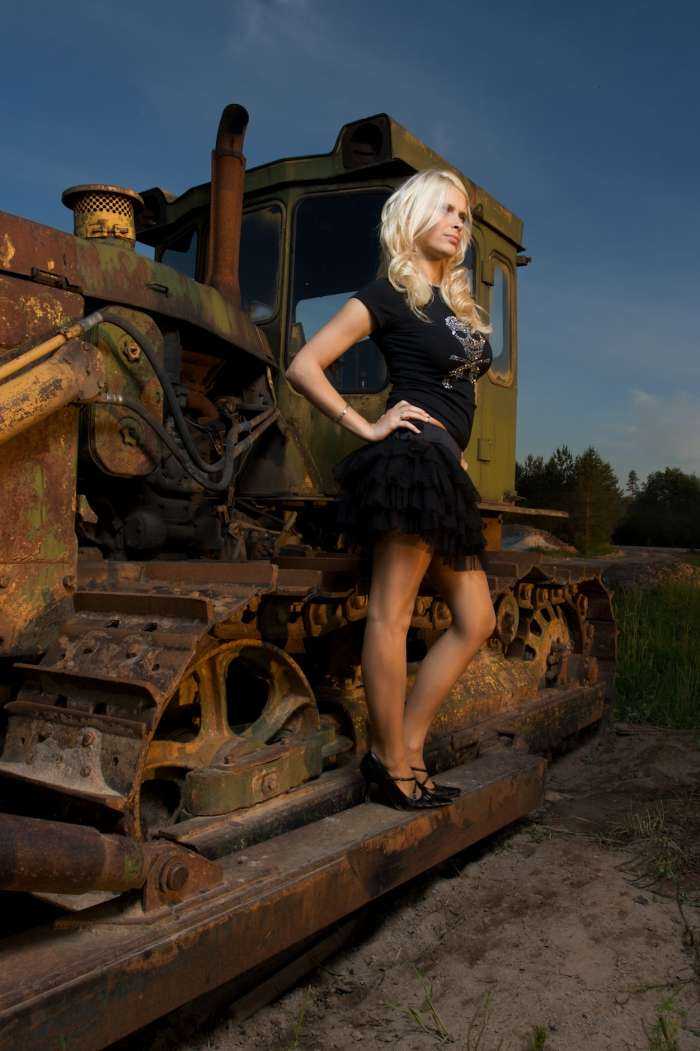 Девушки на тракторе на фото