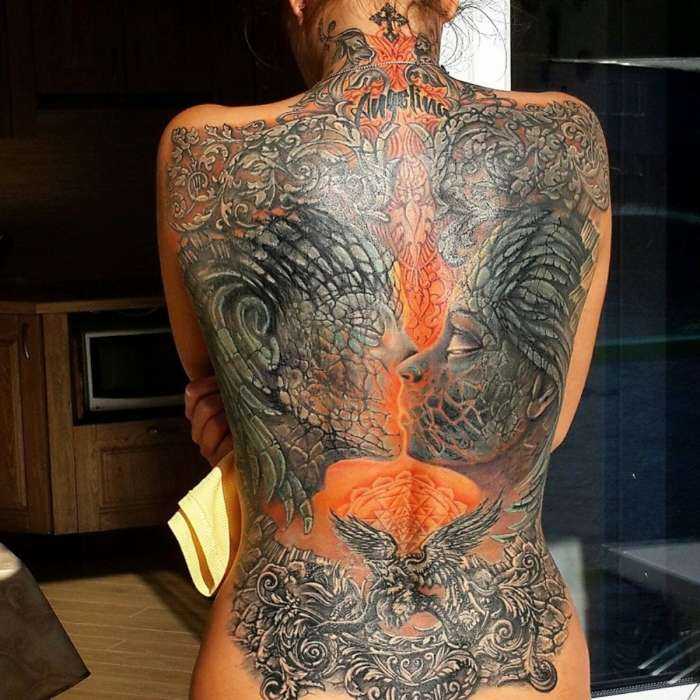 Тату на спинах девушек на фото