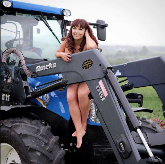 Девушки на тракторе на фото