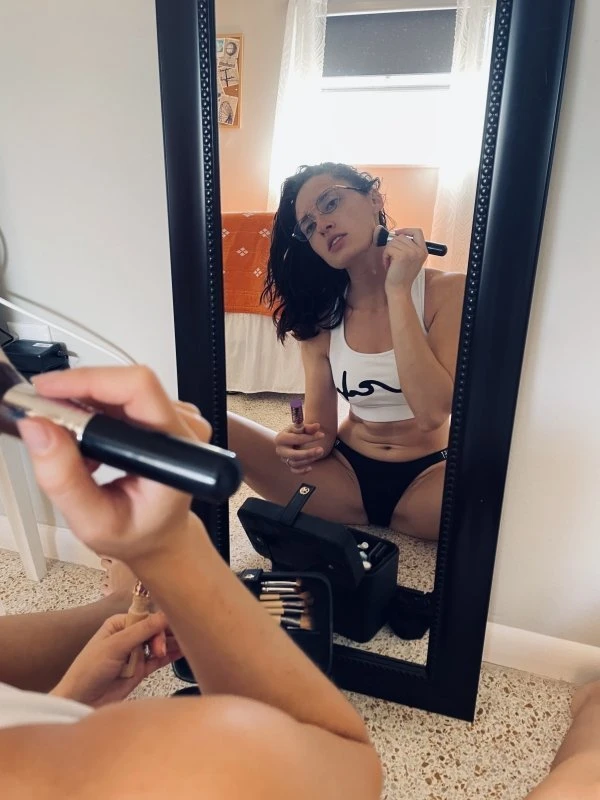 Девушки в очках на фото