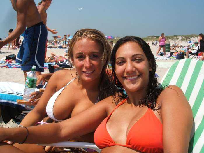 Девушки на пляже с большой грудью на фото