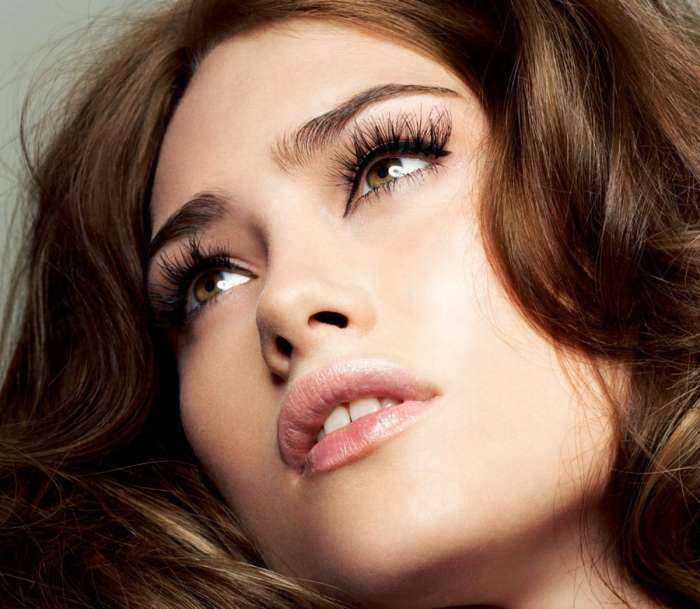 Девушки с нарощенными ресницами на фото