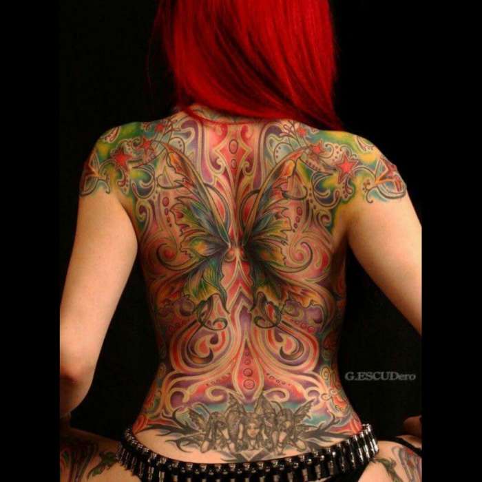 Тату на спинах девушек на фото