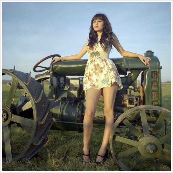 Девушки на тракторе на фото