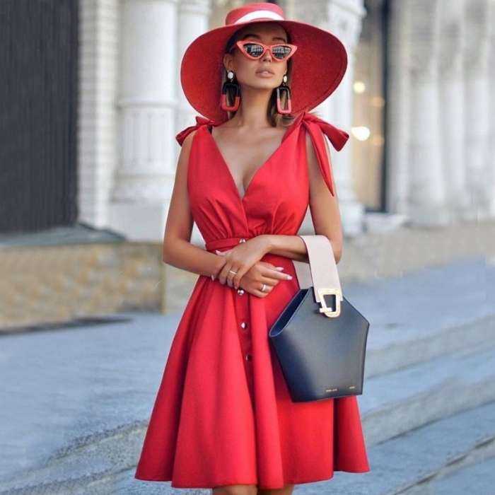 Леди в красном на фото