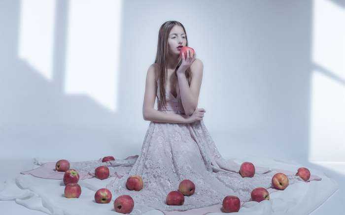 Девушки с яблоком на фото