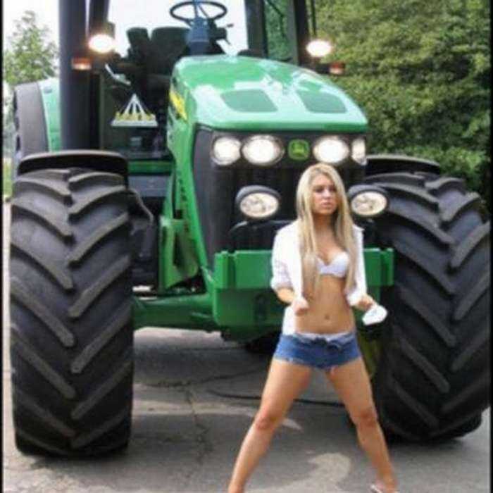 Девушки на тракторе на фото
