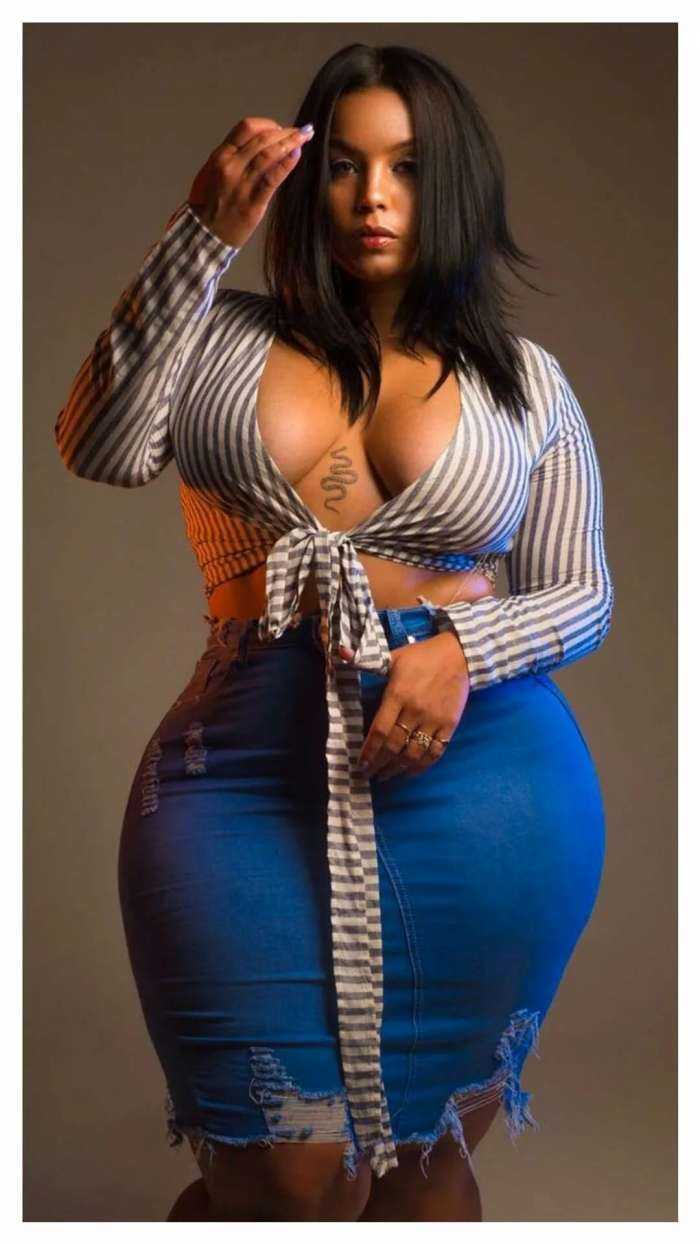 Широкие бедра и большой бюст на фото