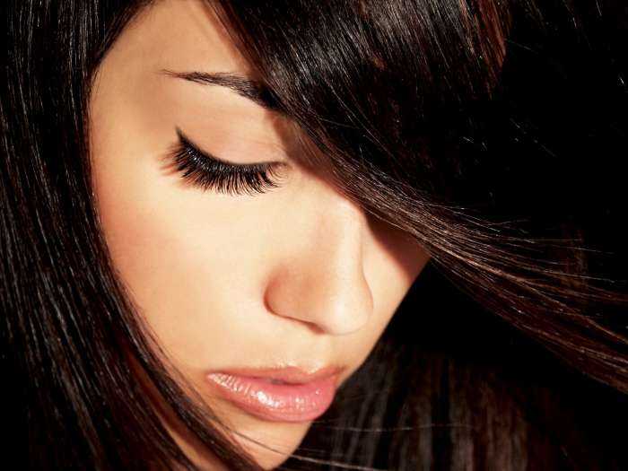 Девушки с нарощенными ресницами на фото