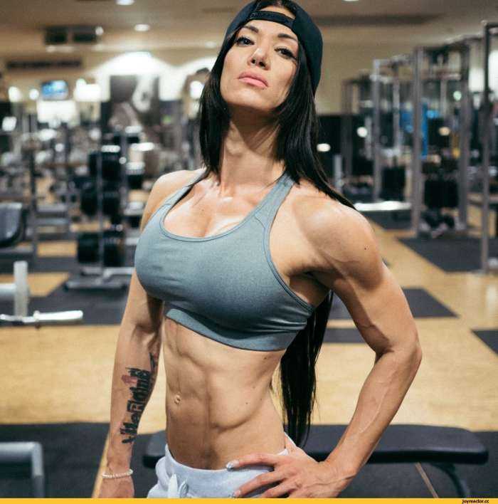 Широкоплечие девушки на фото