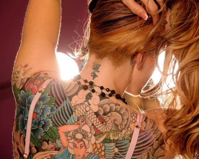 Тату на спинах девушек на фото