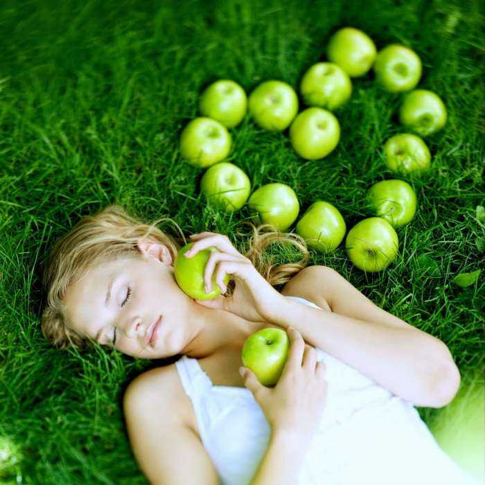 Девушки с яблоком на фото