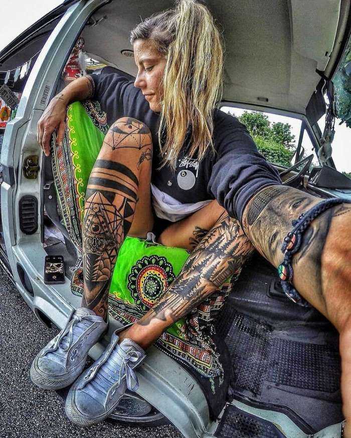 Татуировки на ногах у девушек на фото