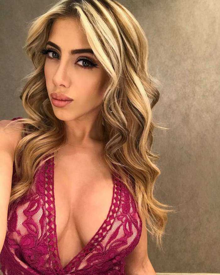 Девушки с глубоким декольте на фото