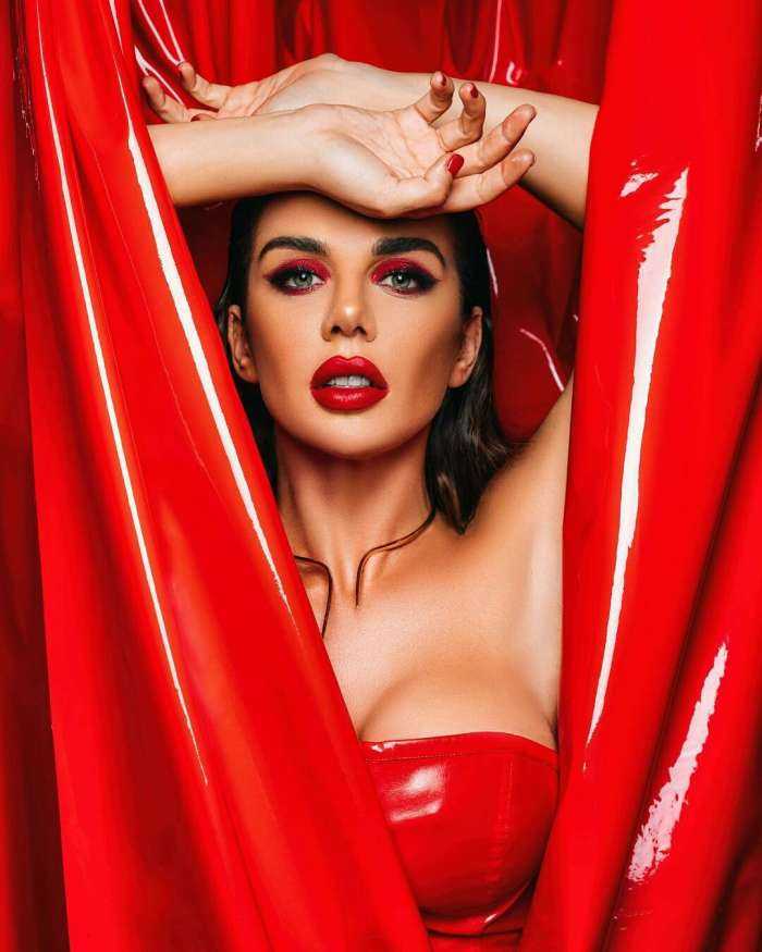 Леди в красном на фото