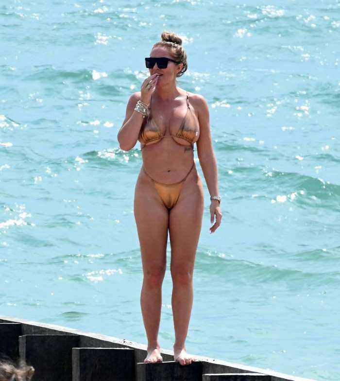 Эйслейн Хорган-Уоллас на пляже с подругами