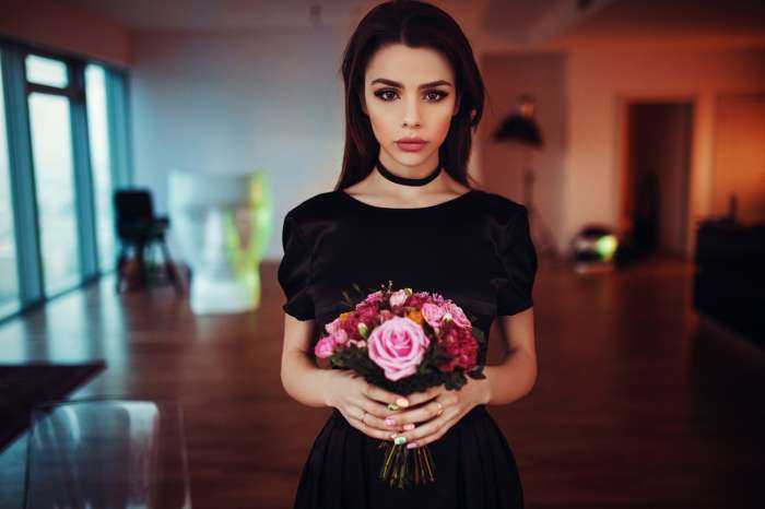 Девушки в красивых черных платьях на фото