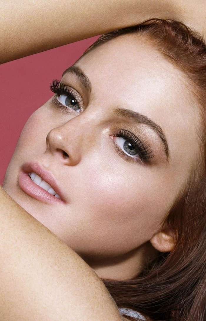 Девушки с нарощенными ресницами на фото