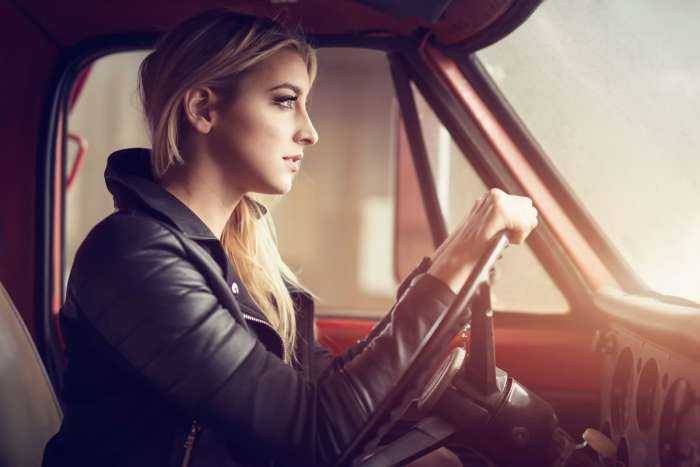 Женщины за рулем на фото