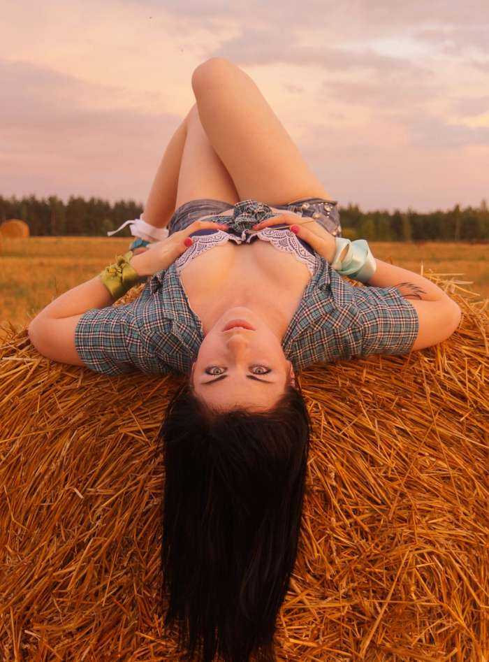 Девушки на сене на фото
