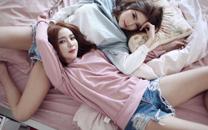 Китайские девушки в постели на фото