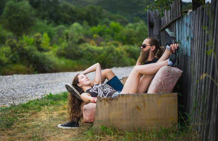 Девушки отдыхают на природе на фото