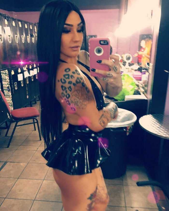 Селфи-фотки от стриптизерш на фото