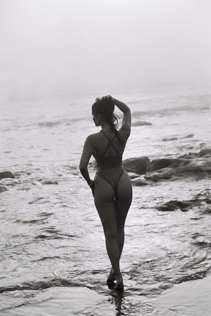 Элла Черветто на горячих фотографиях