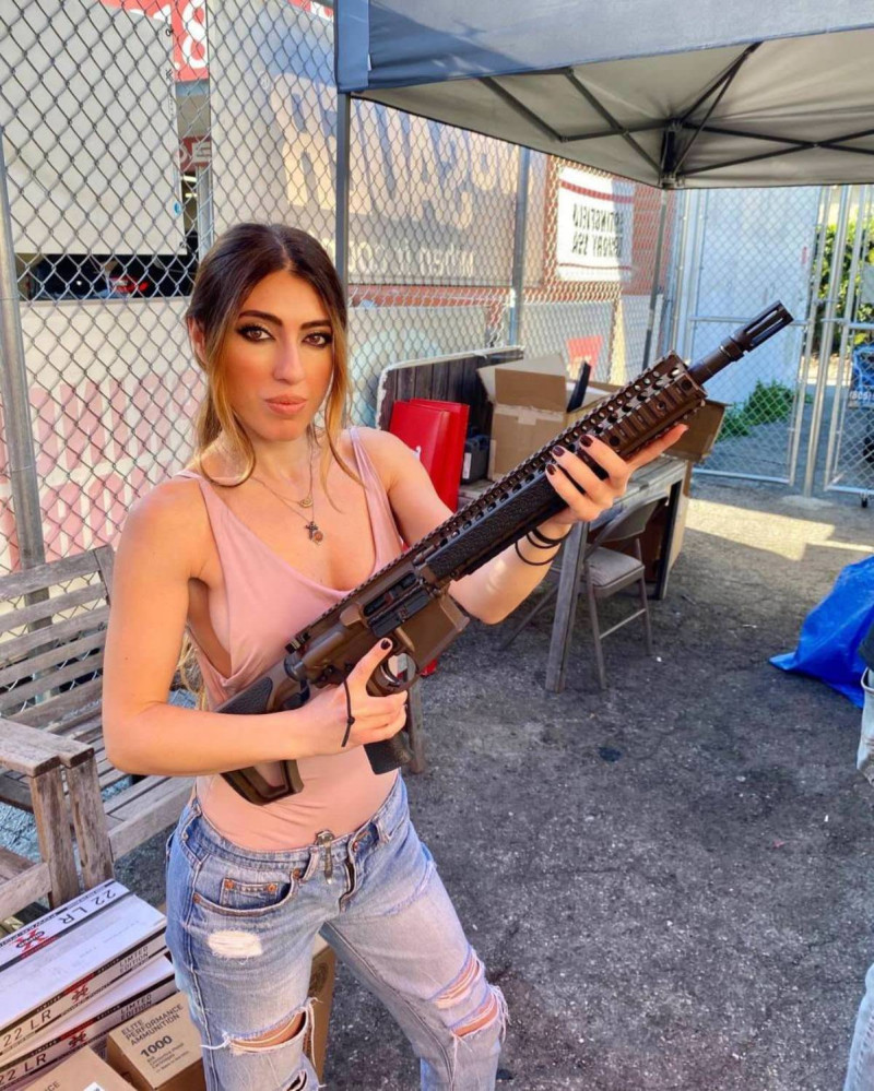 Девушка с оружием